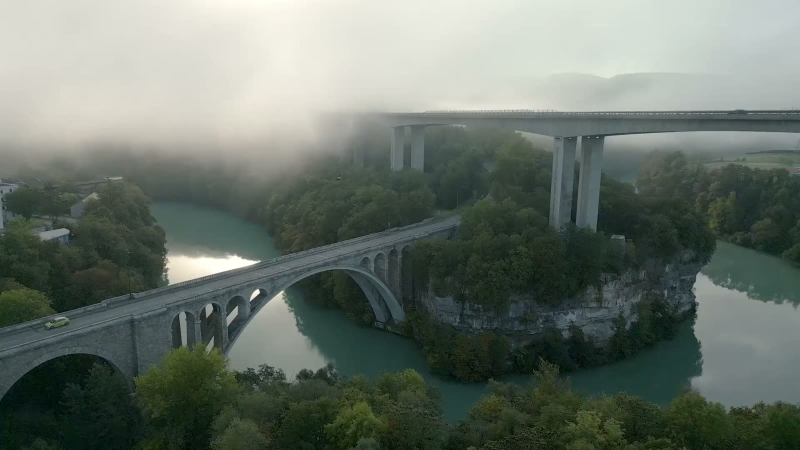 Vue aérienne d’un viaduc autoroutier dans la brume